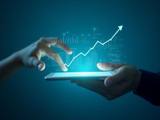 Ekipa sodeluje pri analizi poslovnih podatkov, s poudarkom na digitalni strategiji.